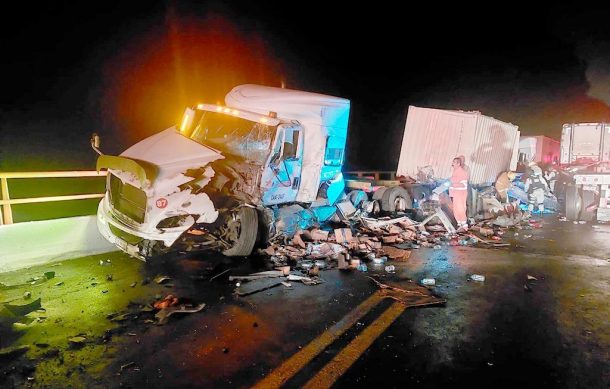 Saldo de un muerto arroja choque de siete tráileres en Tuxpan