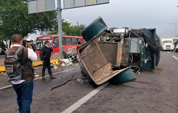 Vuelca torton tras chocar contra estructura en Lázaro Cárdenas