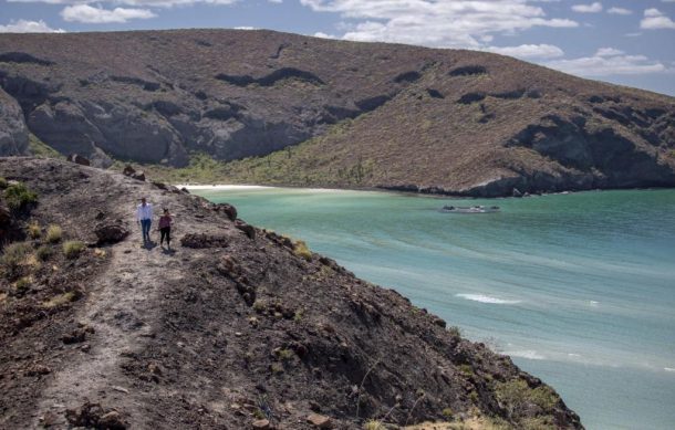 Inician labores para extraer yate que se hundió en Balandra, BC