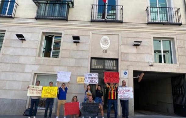 Protestan estudiantes de UdeG en visita de Alfaro en España