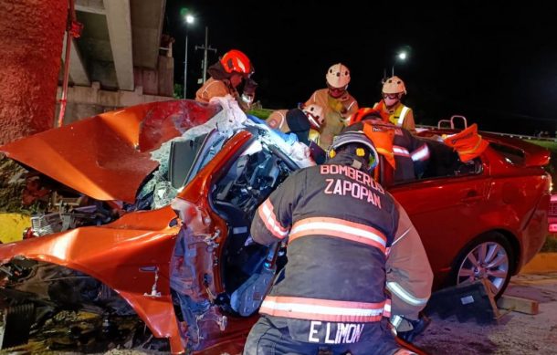 Mueren dos jóvenes tras fuerte accidente en Zapopan