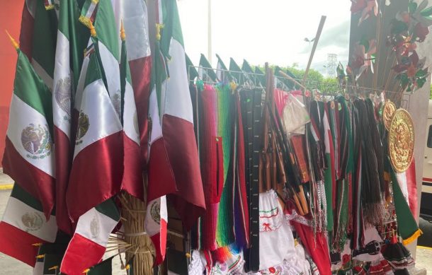 Ofrecen banderas de México con otro tono de rojo