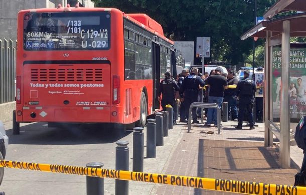 Policías abaten a sujeto que tomó como rehén a una mujer en transporte público