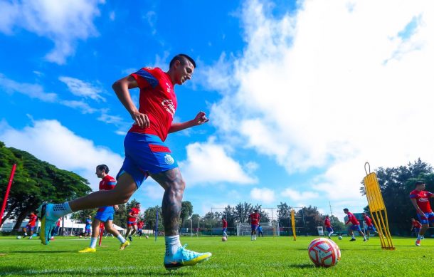 Chivas entrena completo con el regreso de los seleccionados