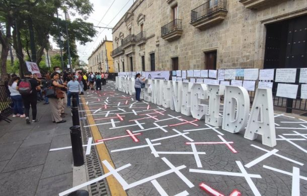 Entregan 13 mil firmas para exigir comparecencia abierta del Fiscal del Estado