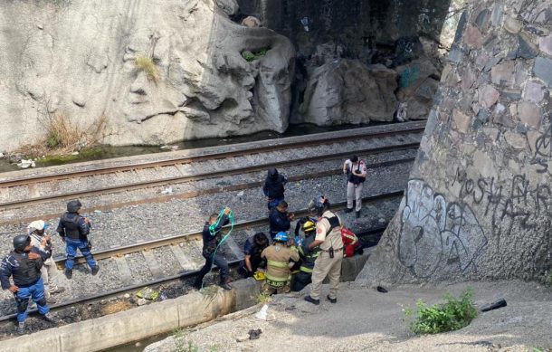 Mujer de la tercera edad cae a las vías del tren