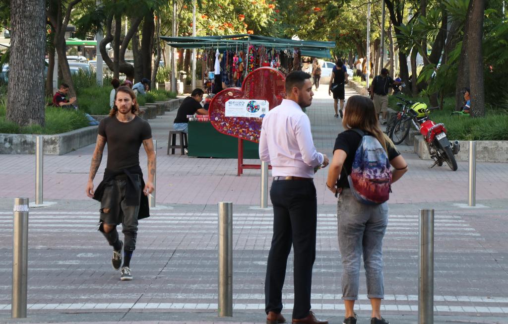 Multas de hasta mil 400 a quien invada pasos peatonales en cruceros