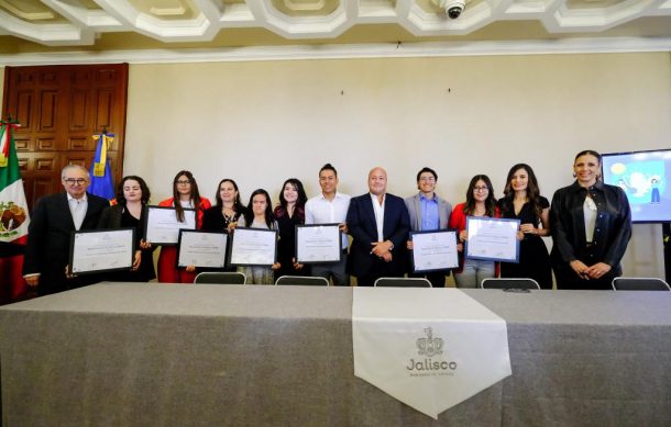 Entregan autoridades el Premio Estatal de la Juventud