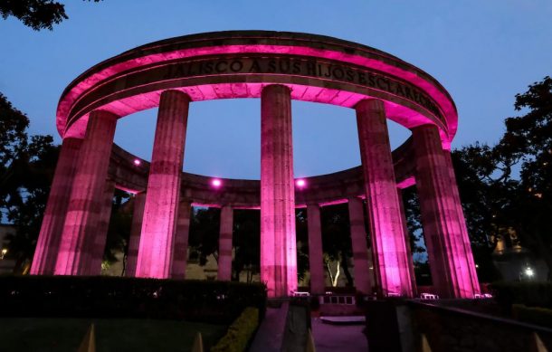 Se iluminan de rosa los edificios públicos y monumentos