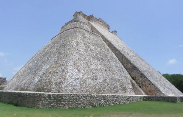 Anuncia INAH hallazgo de una estela ceremonial en Uxmal