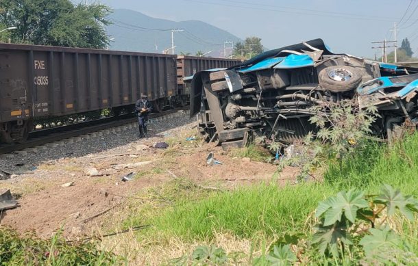 Choque entre ferrocarril y camión deja un muerto