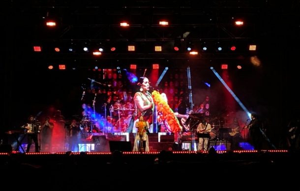 Aún con lluvia, Lila Downs ofrece concierto en Guadalajara