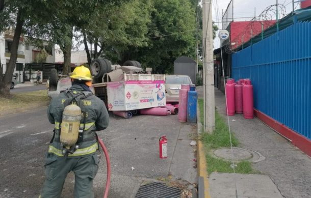 Alarma por volcadura de camión que transportaba cilindros de gas