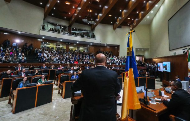 En medio de protestas, Enrique Alfaro rinde informe ante diputados