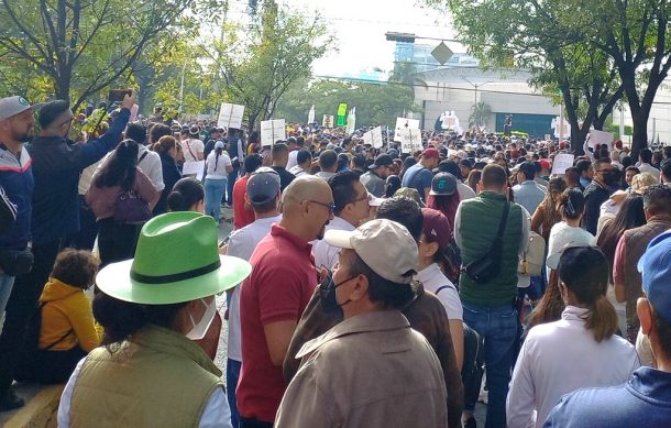 Protesta contra directivos se la UdeG afuera de la FIL colapsa Mariano Otero