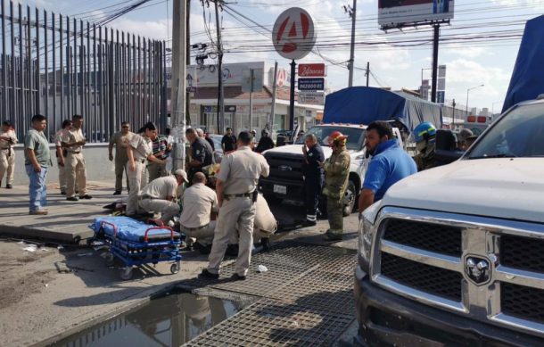 Rescatan a trabajadores del SIAPA que cayeron dentro de alcantarilla en Tlaquepaque