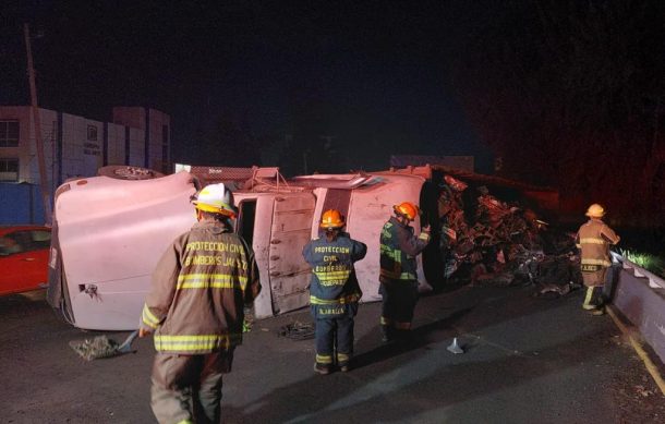 Abandonan tráiler tras sufrir volcadura en carretera a Chapala