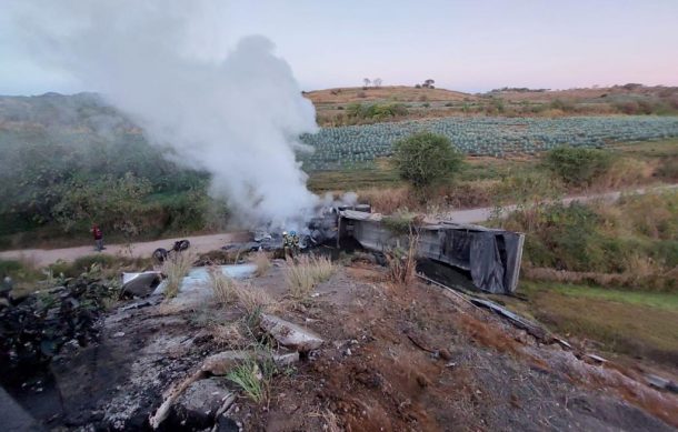 Tráiler volcó en Gómez Farías, conductor murió en el percance