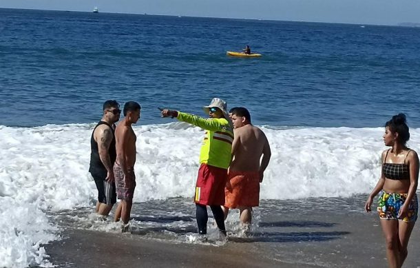 Colocan bandera roja en playas de Vallarta ante crecidas del oleaje