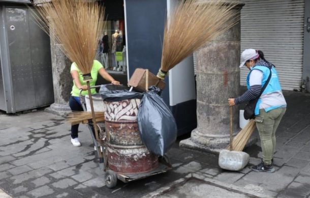 Al llegar la Navidad se duplica la basura que dejan los tapatíos en las calles