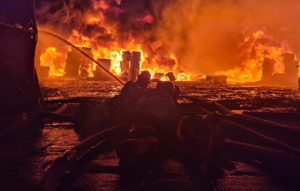 Alerta en la Nueva Central Camionera por incendio en una planta de reciclaje