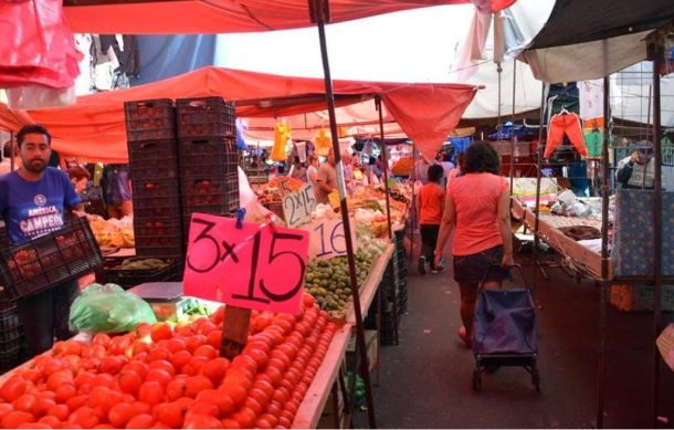 Avanza entrega de seguros médicos a trabajadores de tianguis en Zapopan