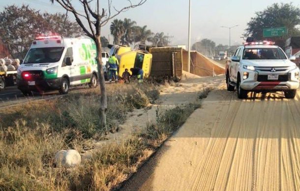 Vuelca tráiler y tira toneladas de soya en carretera Morelia