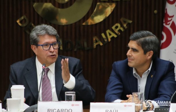 Monreal promete revisión a fondo de reforma electoral ante la IP de Guadalajara