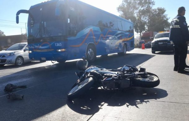 Motociclista se salvó de ser arrollado por un autobús en Periférico