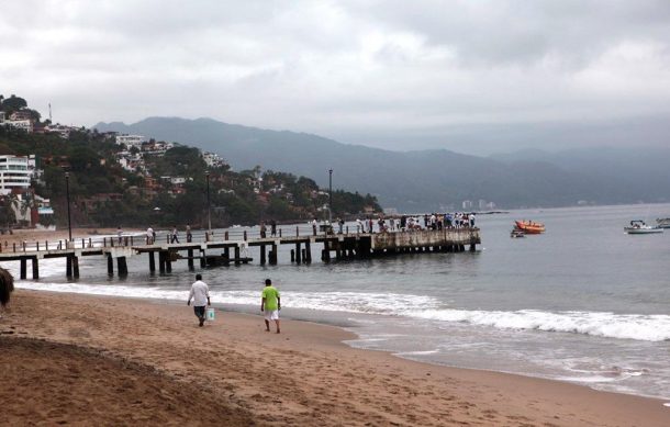 Playa de Vallarta al límite de contaminantes en esta temporada vacacional