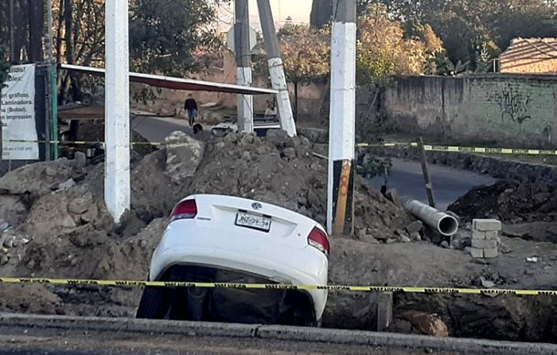 Coche cayó dentro de zanja del SIAPA en Juan Gil Preciado