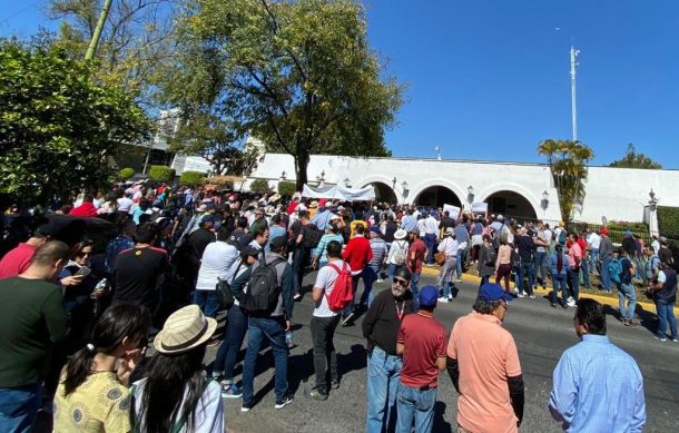 Alumnos de la UdeG instalan campamento afuera de Casa Jalisco