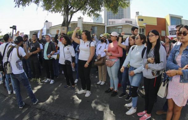 Estudiantes de UdeG amagan con plantón en Casa Jalisco