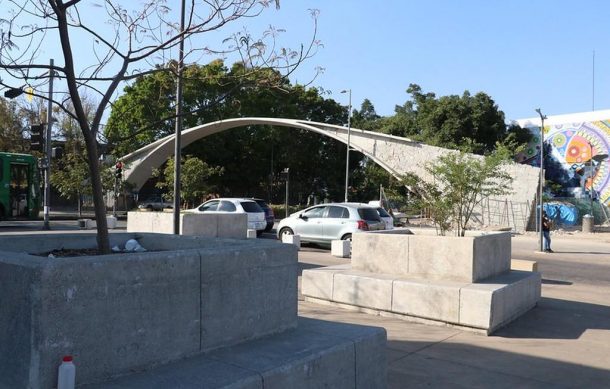 Descartan daños estructurales a puente de La Normal tras desprendimiento de pieza