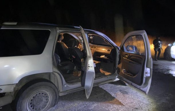 Recuperan policías estatales camionetas utilizadas para bloquear una carretera