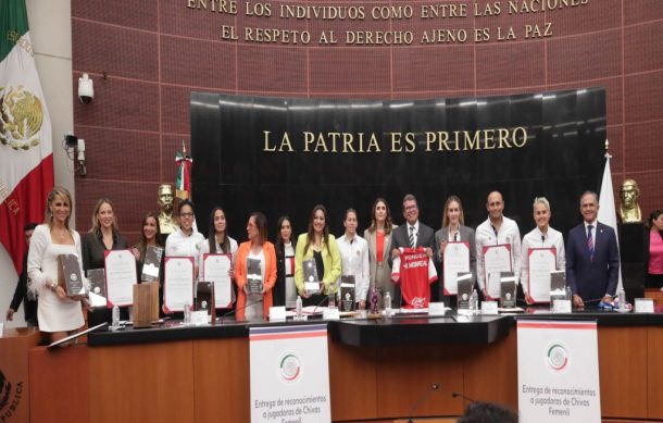 El Senado entrega reconocimiento a Chivas Femenil