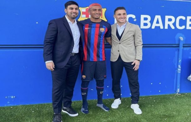 Julián Araujo firma contrato con el Barcelona