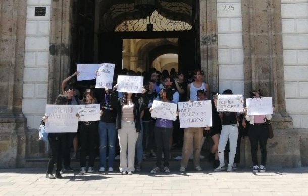 Protestan en Prepa 1 de UdeG, claman justicia tras presunto abuso sexual contra alumna