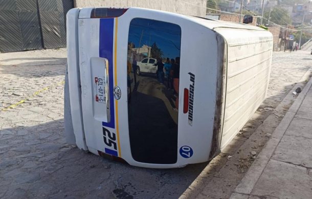 Volcadura de camioneta deja once heridos en Zapopan