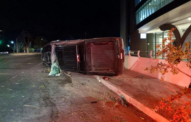 Vuelco de camioneta derriba barda de un hospital; hay tres lesionadas