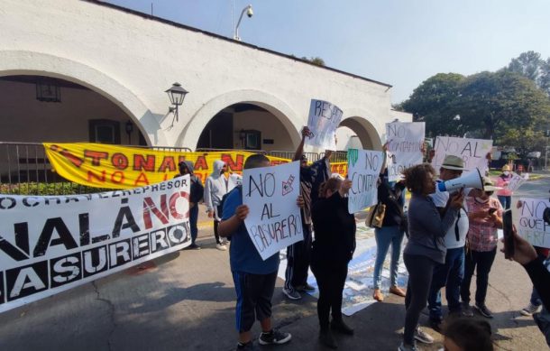 Protestan en Casa Jalisco por cierre de las centrales de transferencia de Matatlán y El Cielo