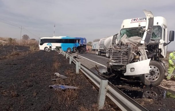 Choque de tráiler contra autobús en Tepatitlán dejó seis universitarios heridos