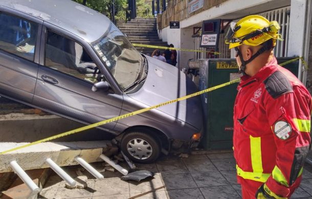 Vehículo cae al estacionamiento del Hospicio Cabañas