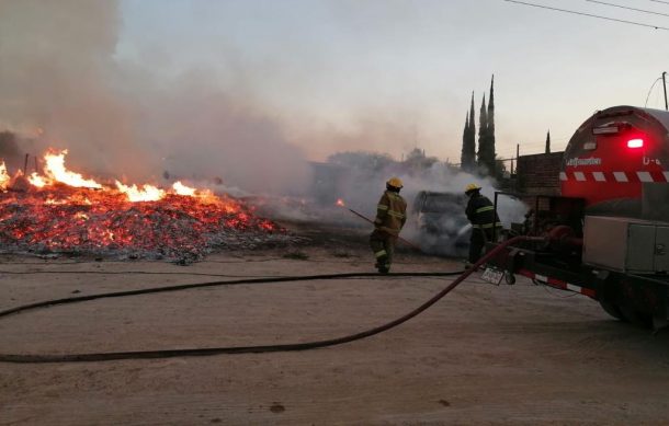 Incendio devasta predio donde almacenaban tarimas en Tlajomulco