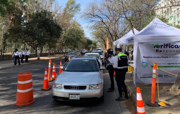 Sancionados casi dos mil automovilistas por no verificar en Jalisco