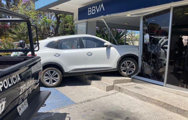 Hombre de la tercera edad impacta su camioneta contra banco