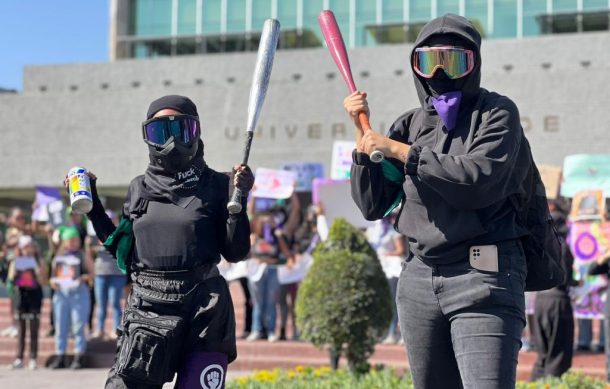 Grupos feministas radicales realizan destrozos en avenida Vallarta