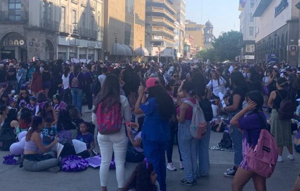 Mujeres se reúnen en la anti-Monumenta previo a marcha por 8M