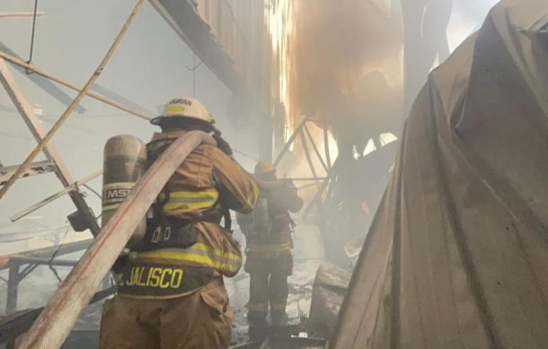 Controlan incendio en nave industrial de Tlajomulco