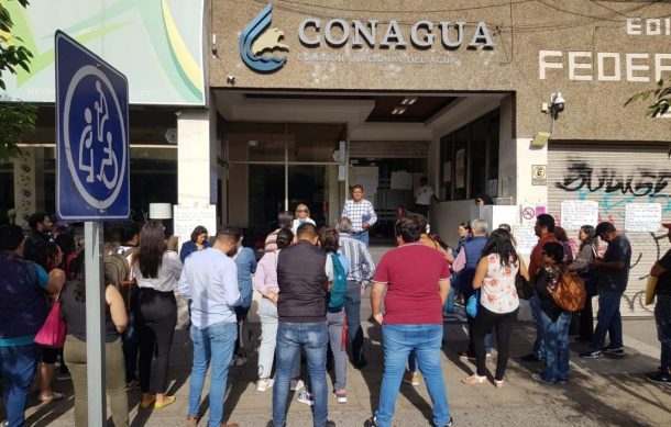 Realizan protesta trabajadores de la Conagua en avenida Federalismo